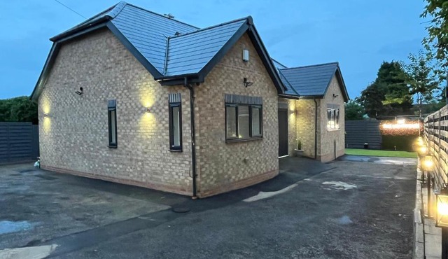 Modern 4 Bedroom Stylish Villa with out-door Hot Tub