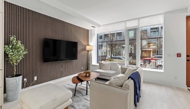 Modern 4 Bedroom Suite with 3 Baths close to the Distillery District