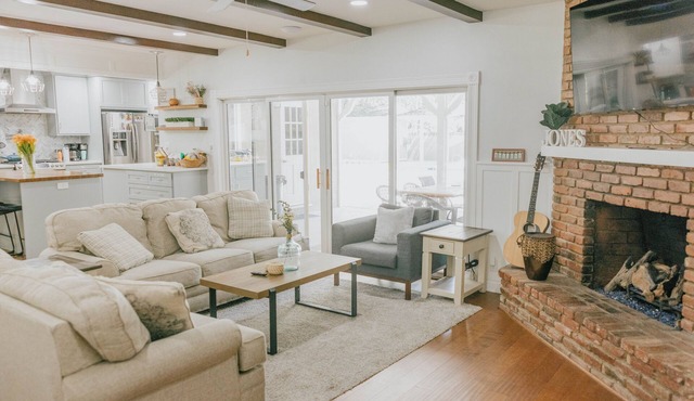 Modern 4 Bedroom Home with Pool - Ideal Retreat for Families.