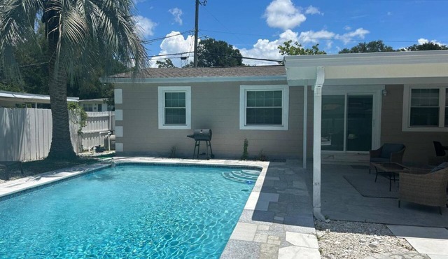 Modern 4 bedroom with Patio and Pool - Sleeps 10