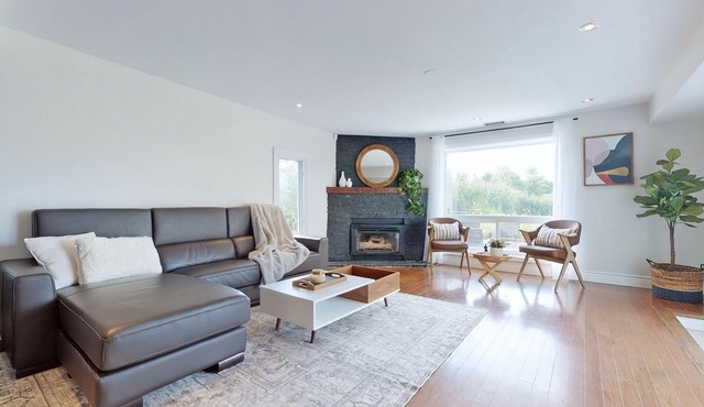 Modern 4 Bedroom Waterfront Retreat, By Lake Simcoe