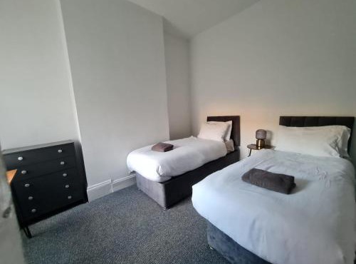 Modern 4 Bedrooms With Free Parking, Games & Fast WiFi - Near MKM Stadium, Royal Infirmary Hospital - Contractors, Families & NHS Workers By Hush Haven Homes Short Lets & Serviced Accommodation