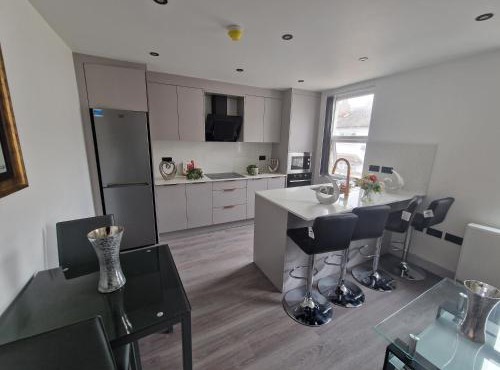Modern 4 BR flat with 4 ensuites in central Reading