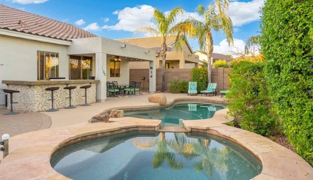 Modern 4-BR Home, Heated Pool, Jacuzzi, Grill