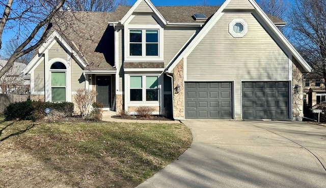 Modern 4 BR Home for World Cup guests, 3 levels and outdoor living, near shuttle