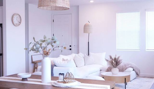 Modern 4-BR Townhouse Near Ventura Beach – Walk to Sand & Surf!