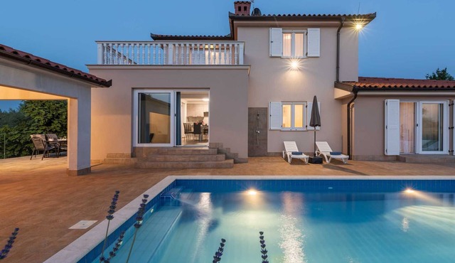 Modern 4-BR Villa with pool and sauna close to the beach