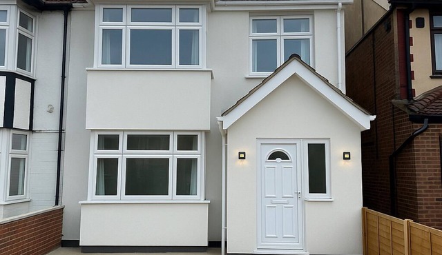 Modern 4-Ensuite Bedroom Home Near Heathrow with Parking & Garden