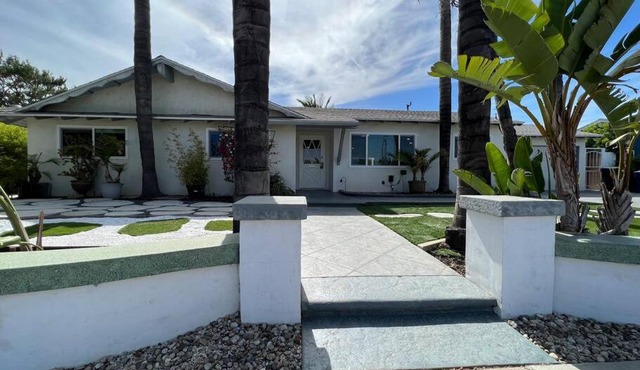 Modern 4 King Beds, Beautiful Large Backyard, Golf, WFH, Long Stays, WI-FI, FWY, 25 mins to Beach