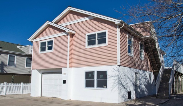 Modern 4 or 5 Bedroom House Less Than Seven Houses From the Ocean