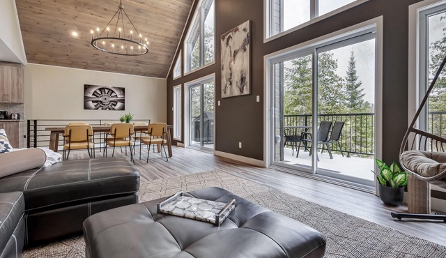 Modern 4-season Lakefront Chalet with New Hot Tub & 4 Bedrooms: 1 hr from Ottawa