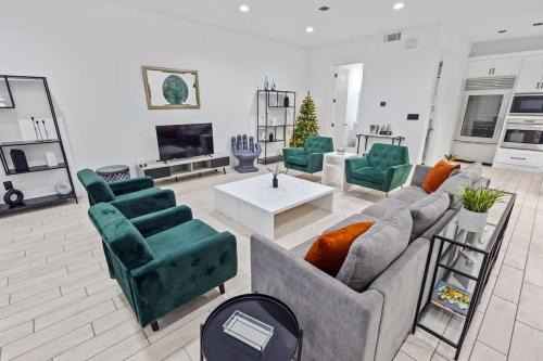 Modern 4-Story Townhome Med Center Sleeps 8