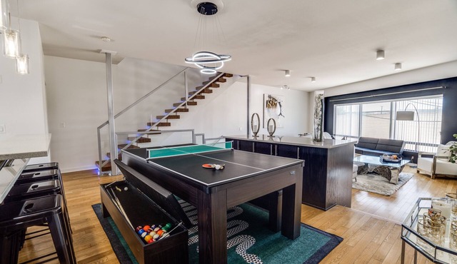 Modern 4 Story Townhome -5 minutes walk to Deep Ellum & Fair Park!