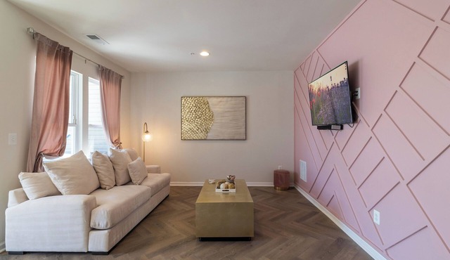 Modern 4-Story Townhome/Great Location