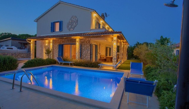 Modern 4* villa with high-quality furnishings and private pool