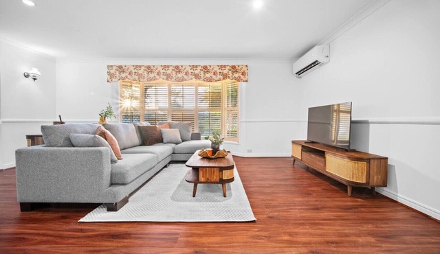 Modern 4B Family-Friendly Home in Robertson QLD