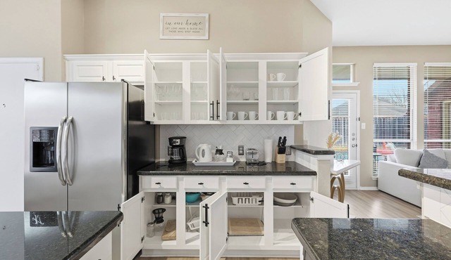 Modern 4B Retreat with Pool in Frisco