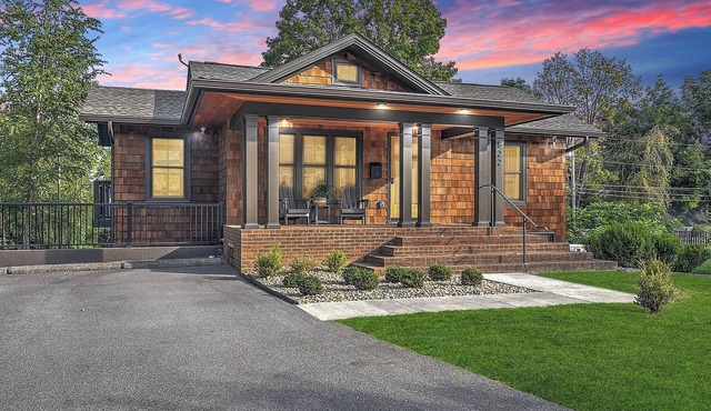Modern 4BD/4.5BA Home Near ETSU, Mountain Home VA, JCMC, & Downtown JC