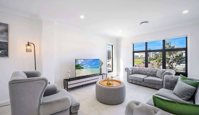 Modern 4BD Family Retreat Near Leppington