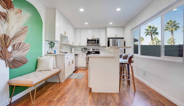 Modern 4Bd Family Condo (10mins to Downtown)