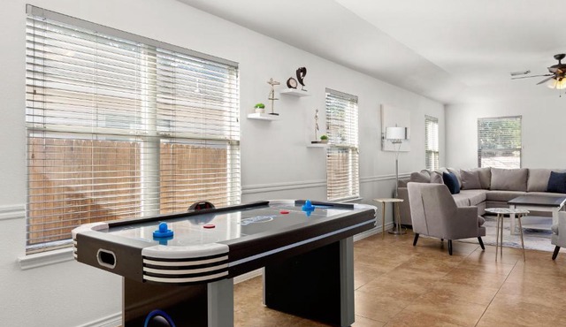Modern 4bd sleeps 8, min from 6 Flags Fiesta Texas