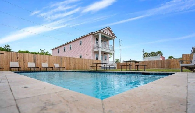 Modern 4BD w Pool | Driveway Parking |Large Outdoor