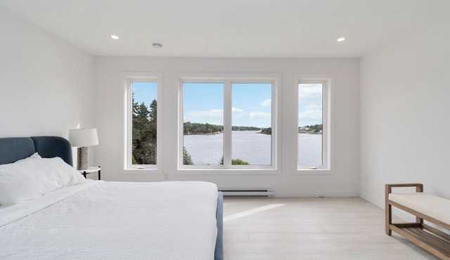 Modern 4Bdr House w/Ocean Beachfront & Backyard 20min to Halifax & Peggy's Cove