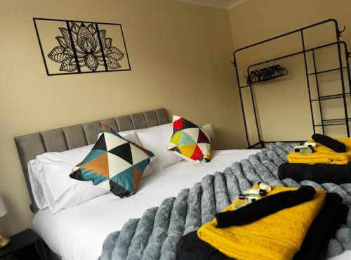 MODERN 4BED HOUSE NEAR Luton Airport, M1 and amenities