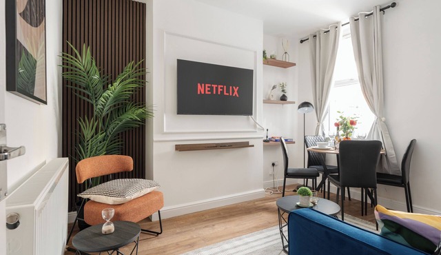 Modern 4bedroom City Home Near LFC