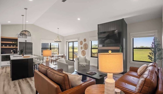 Modern 4BR/3BA Urbandale Home Near DSM