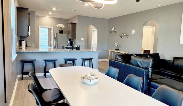 Modern 4br 4 king beds Workspace 75" TV Fire pit Pets OK!