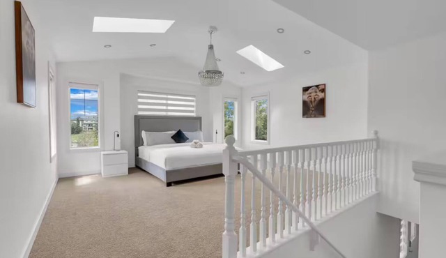 Modern 4BR | AC | Close Airport, Stores & Dining