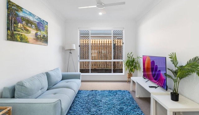 Modern 4BR Comfort in Quiet Park Ridge Location