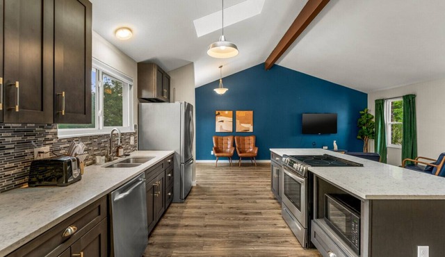 Modern 4BR Family Friendly Retreat W/Hot tub
