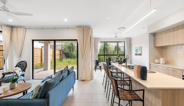 Modern 4BR Family Home in Peaceful Park Ridge