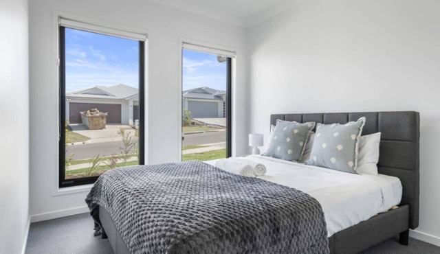 Modern 4BR Family Home in Quiet Ripley Location