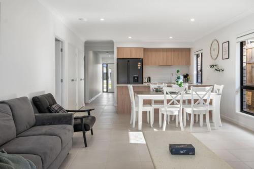 Modern 4BR Family Home in Quiet Ripley Location