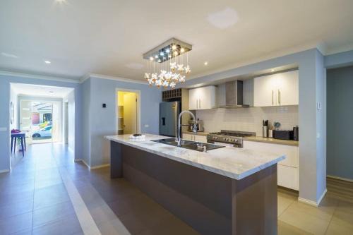 Modern 4BR Family Home in Tarneit Spacious Retreat