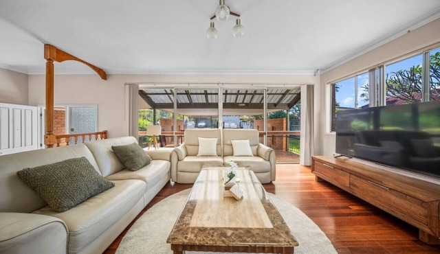 Modern 4BR Family Retreat | Prime Robertson Place