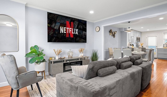 Modern 4BR Getaway 3 Min to Old Town 1 Mil to Waterfront Walk to Metro