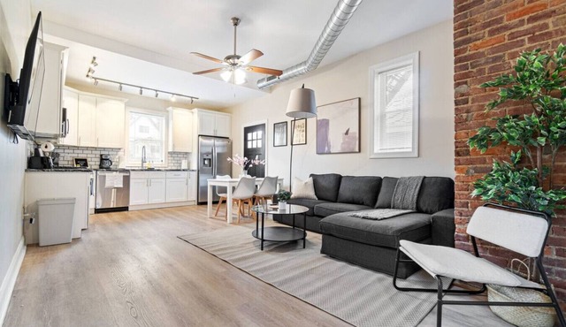 Modern 4BR Home, Fully Equipped Kitchen & Parking