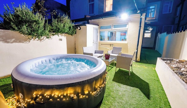 Modern 4BR Home - Garden & Hot Tub