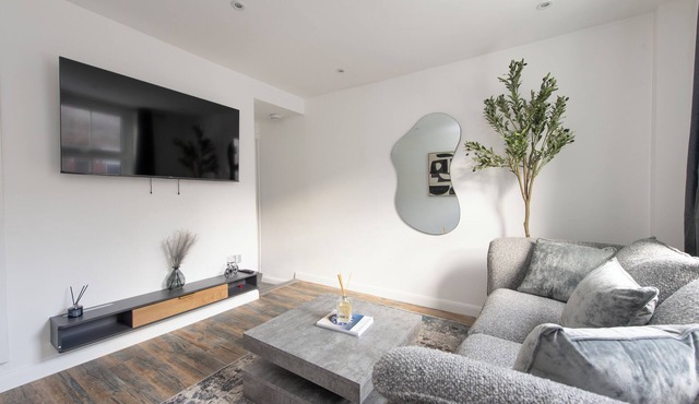 Modern 4BR Home I Fast Wi-Fi I Near Town Centre & Station