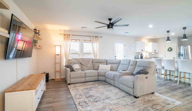 Modern 4BR home in Casa Grande 65 inch TV