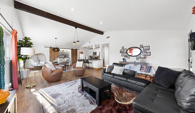 Modern 4BR Home on Prime Location, Sleeps 16