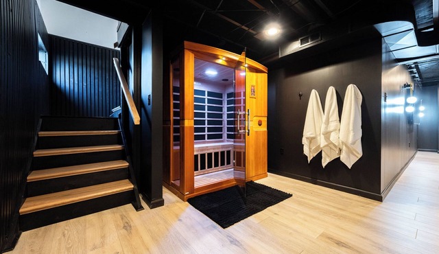 Modern 4BR Home on Golf Course + Sauna Close to Campus, Dining & Entertainment