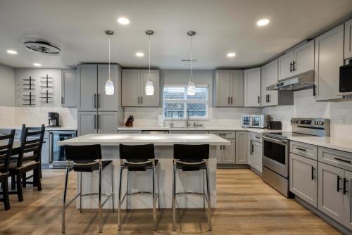 Modern 4BR Home Sleeps 9 Near Silicon Valley