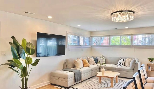 Modern 4BR Home ,Sleeps 10, 5 Beds, Free Parking Easy Access to Downtown&Lake
