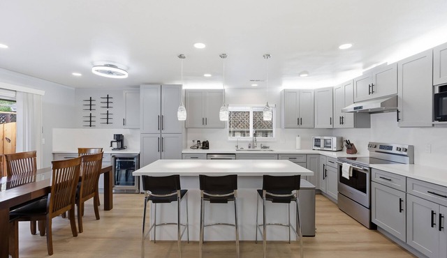 Modern 4BR Home, Sleeps 9, Near Silicon Valley