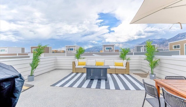 Modern 4BR Home Rooftop Patio Mountain Views